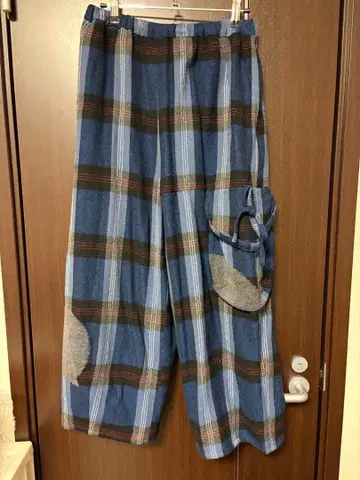 자우 파랑과 그레이 체크 무늬 와이드 팬츠