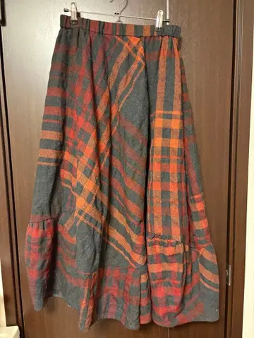 자우 플레어 스커트 그레이와 빨간색, 오렌지 체크 무늬