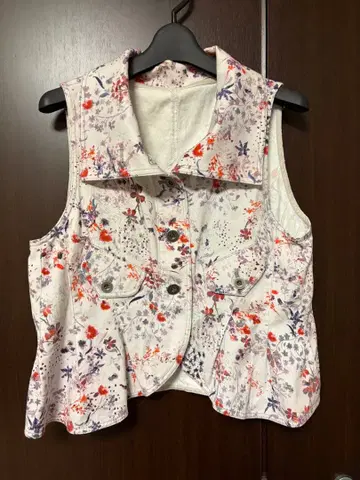 CUBE 꽃무늬 플레어 슬리브리스 베스트