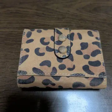 레오파드 무늬 3단 폴더형 지갑