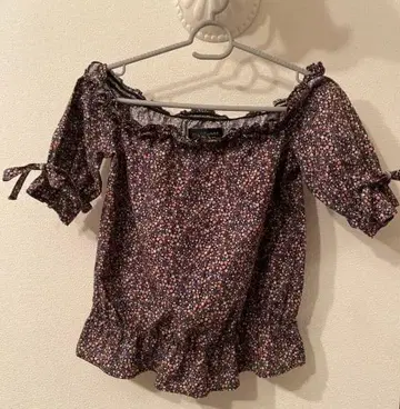 꽃무늬 오프숄더 반팔 블라우스