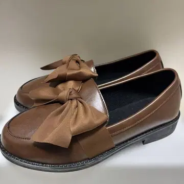 브라운 리본 포함 로퍼