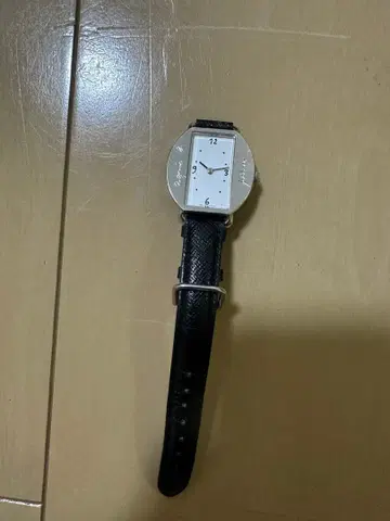 아날로그 손목시계 화이트/블랙 에네스베