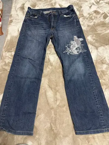 자수 디자인 다크 블루 데님 팬츠