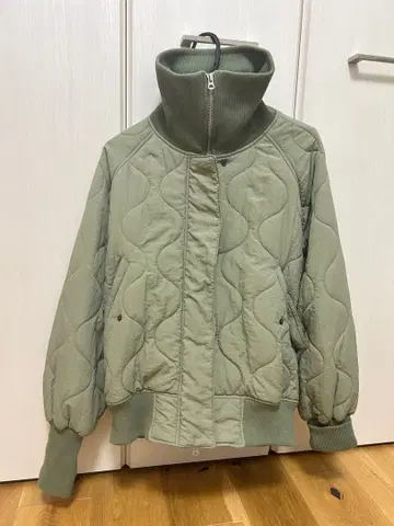 올리브 그린 퀼팅 자켓
