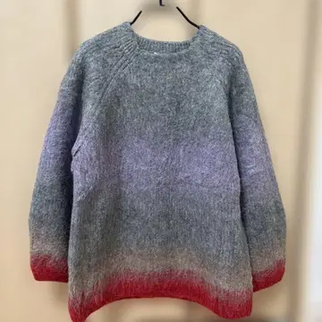 그레이와 빨간색의 그라데이션 스웨터