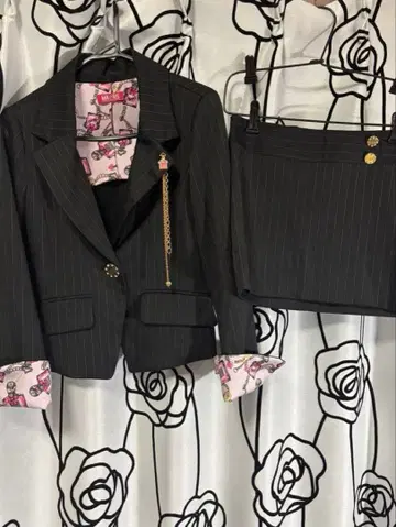 MARS 핑크 스트라이프 수트 퍼퓸 패턴 참 포함