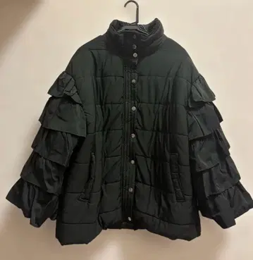 프릴 달린 블랙 점퍼