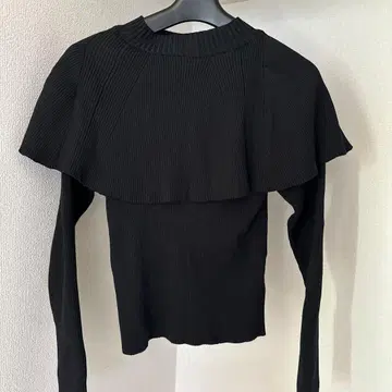 SNIDEL 블랙 프릴 긴팔 스웨터