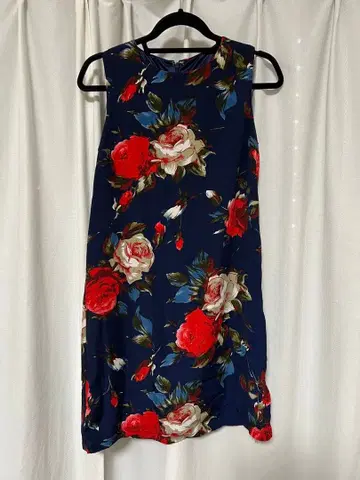 슬리브리스 꽃무늬 무릎 기장 원피스