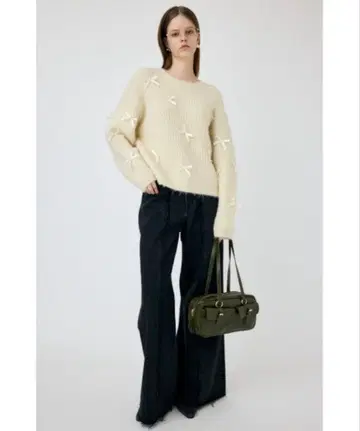 리본 장식 크림색 니트 스웨터