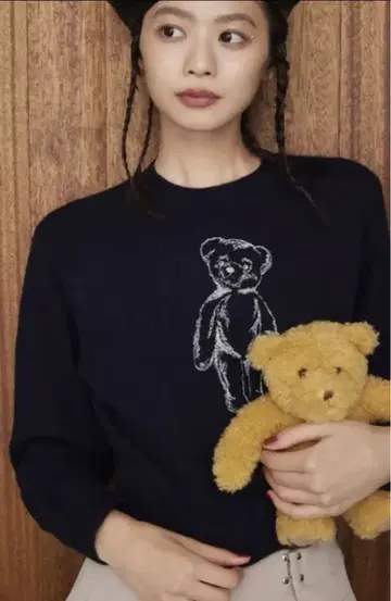릴리 브라운 네이비 곰 자수 니트 스웨터