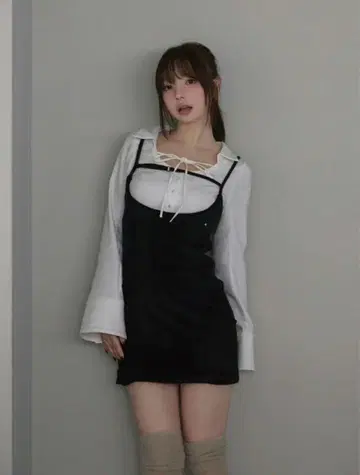 안도마리 블랙 살로펫과 화이트 셔츠 세트