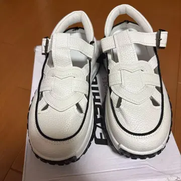 화이트 스포츠 샌들 합성 피혁