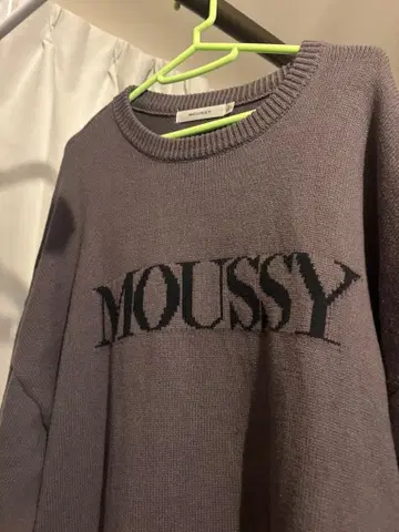 MOUSSY 브라운 로고 긴팔 스웨터