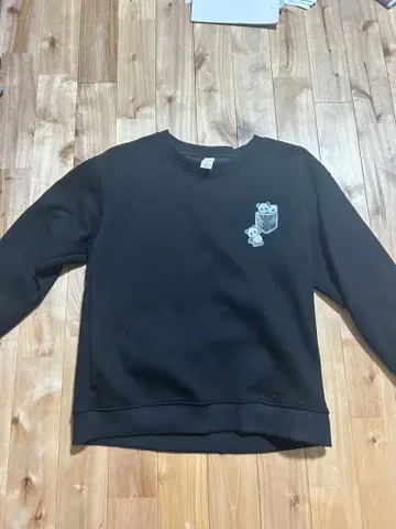 블랙 캐릭터 자수 크루넥 맨투맨