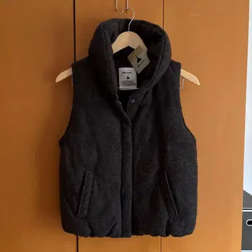 니코앤드 - 옷깃 볼륨 충전솜 베스트 차콜 새상품 택 포함