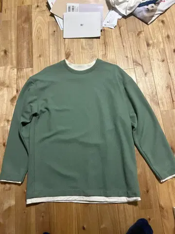 올리브 그린 긴팔 맨투맨 티셔츠