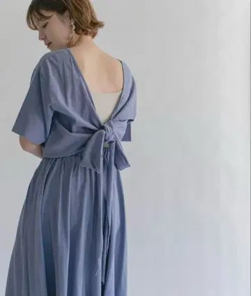 KBF 등 파임 원피스