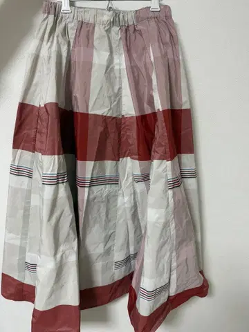 빨간색과 화이트 체크 플레어 스커트