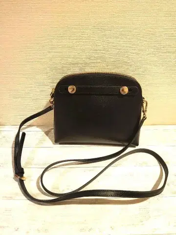 FURLA 훌라 가죽 숄더백 골드 금장 장식