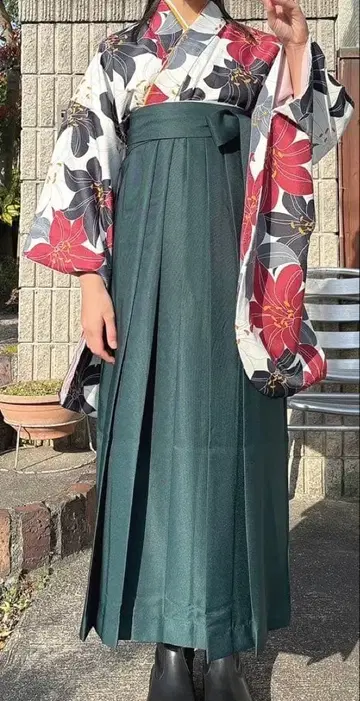 꽃무늬 겉옷과 그린 하카마 기모노