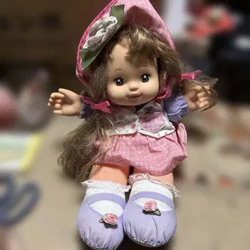 귀여운 인형 핑크와 보라색 의상