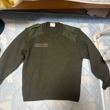 다크 그린 크루넥 니트 스웨터