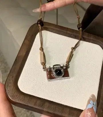 카메라형 목걸이 브라운