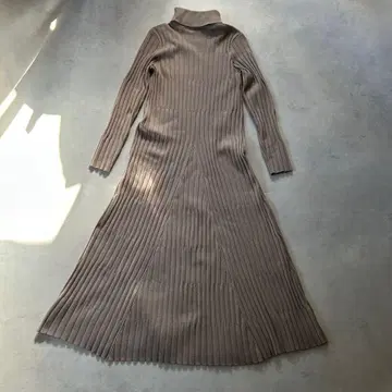 NOBLE 탄력 섀도우 보더 니트 플레어 원피스