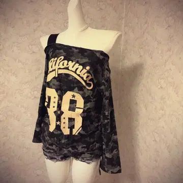 헤이세이 갸루 00s 카모 패턴 오프숄더 T셔츠 Y2K