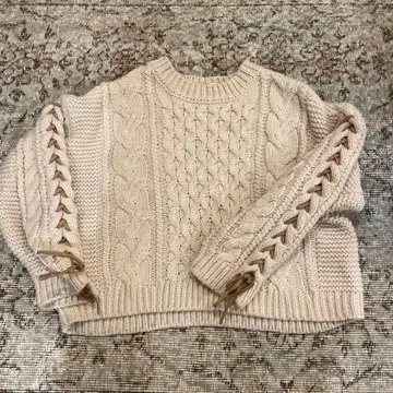 크림색 케이블 짜임 니트 스웨터