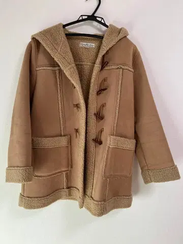 후드 부착 베이지 무스탕 코트