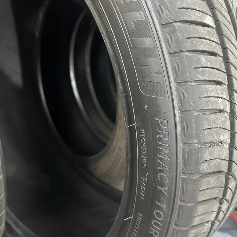 미쉐린프라이머시 AS 2454019 245 40 19 1개 판매합니다.