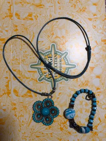 파란색 계열 꽃 모양 펜던트와 비즈 팔찌 세트