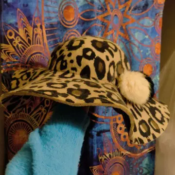 레오파드 무늬 버킷햇 폼폼 포함 펠트 원단