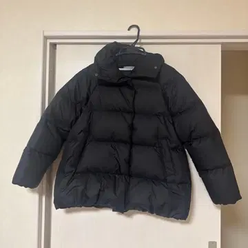 theory luxe 블랙 다운 자켓 숏 기장