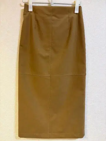 유나이티드 애로우즈 스웨이드 느낌 카멜 타이트 스커트 뒷 슬릿