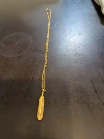 골드 깃털 모티브 목걸이
