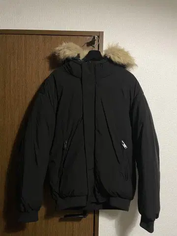 퍼 달린 블랙 다운 자켓