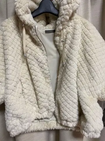 아이보리 플리스 자켓 후드 부착