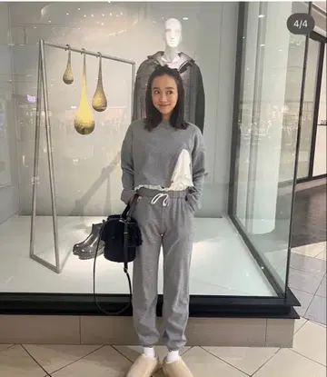 ROSA MONSTER 그레이 조거 팬츠