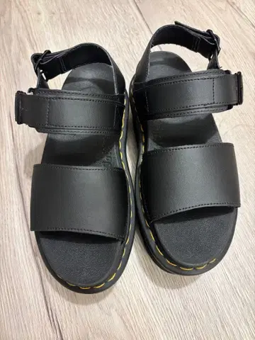 블랙 스트랩 샌들 통굽