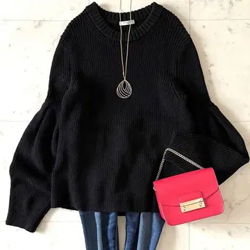 새상품급 어도어 울 혼방 볼륨 슬리브 니트 풀오버 38 블랙 긴팔