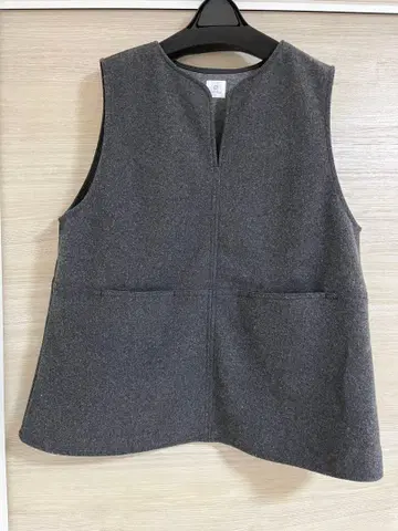 쿠리하라 하루미 차콜 그레이 V넥 슬리브리스 베스트 2022AW