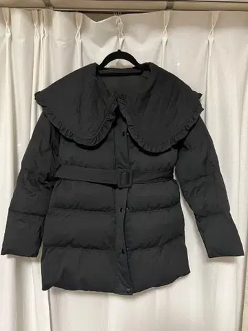 프릴 달린 블랙 다운 자켓