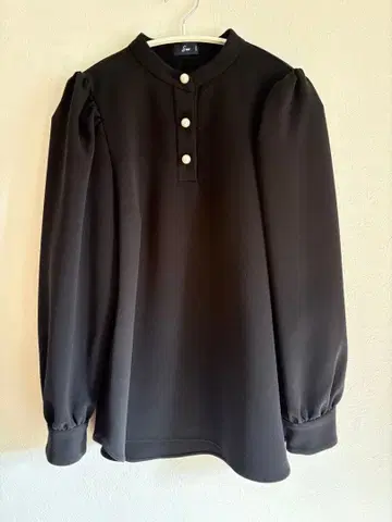 새상품급 SONO 펄 버튼 블라우스