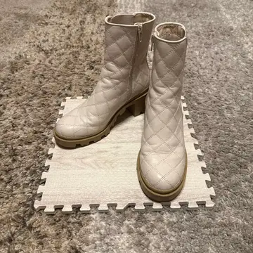 RANDA 화이트 퀼팅 부츠 중간 힐