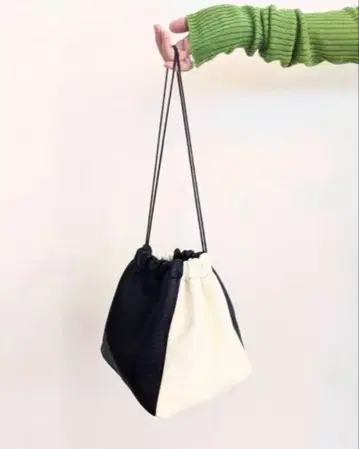 mediam 블랙/화이트 가죽 복조리백 미디엄