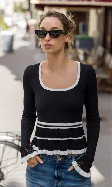 리브 블랙과 화이트 스트라이프 긴팔 니트